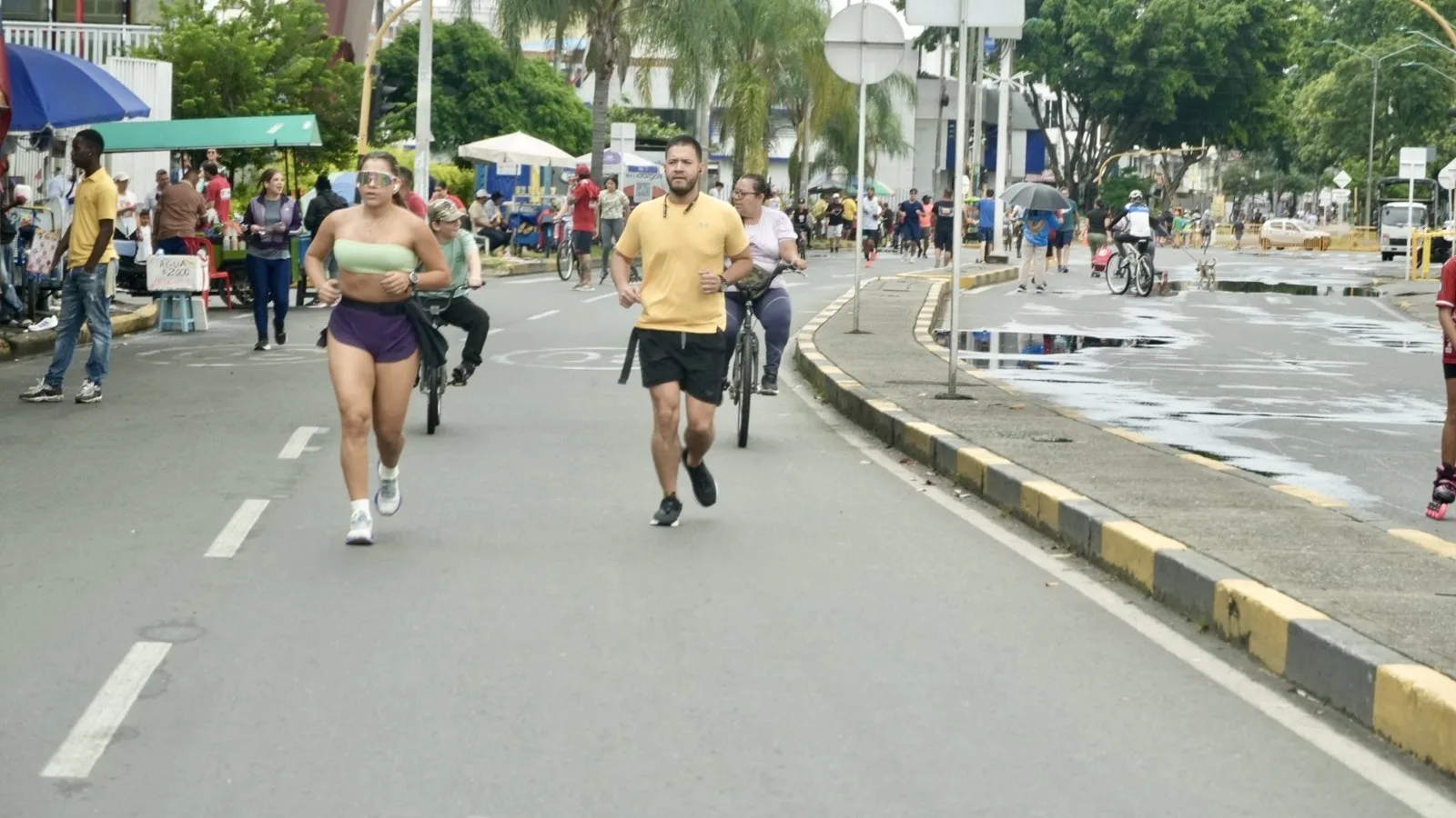 Personas trotando por la vía en la Ciclovida de Cali