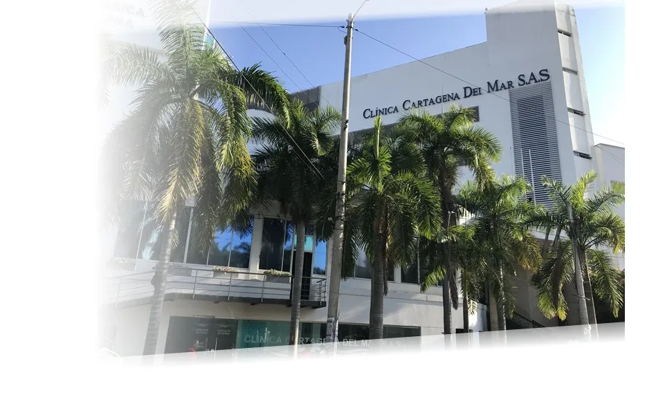 Fachada de la Clínica Cartagena del Mar con palmeras