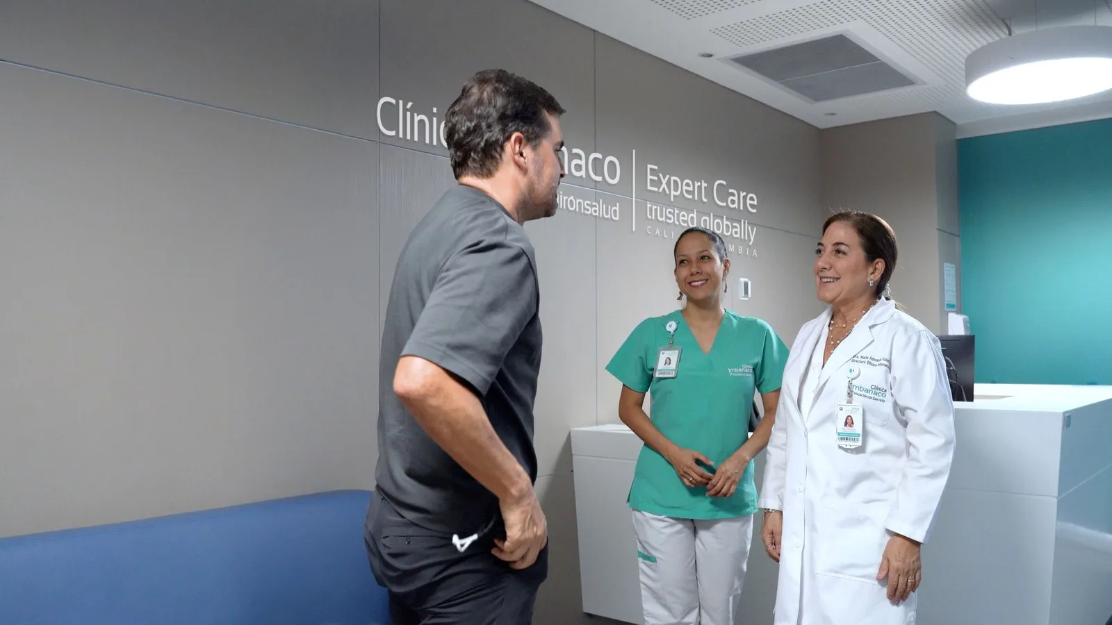 Recepción de la Clínica Imbanaco con su personal