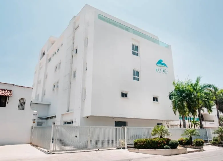 Edificio blanco de la Clínica Medihelp en Bocagrande, Cartagena