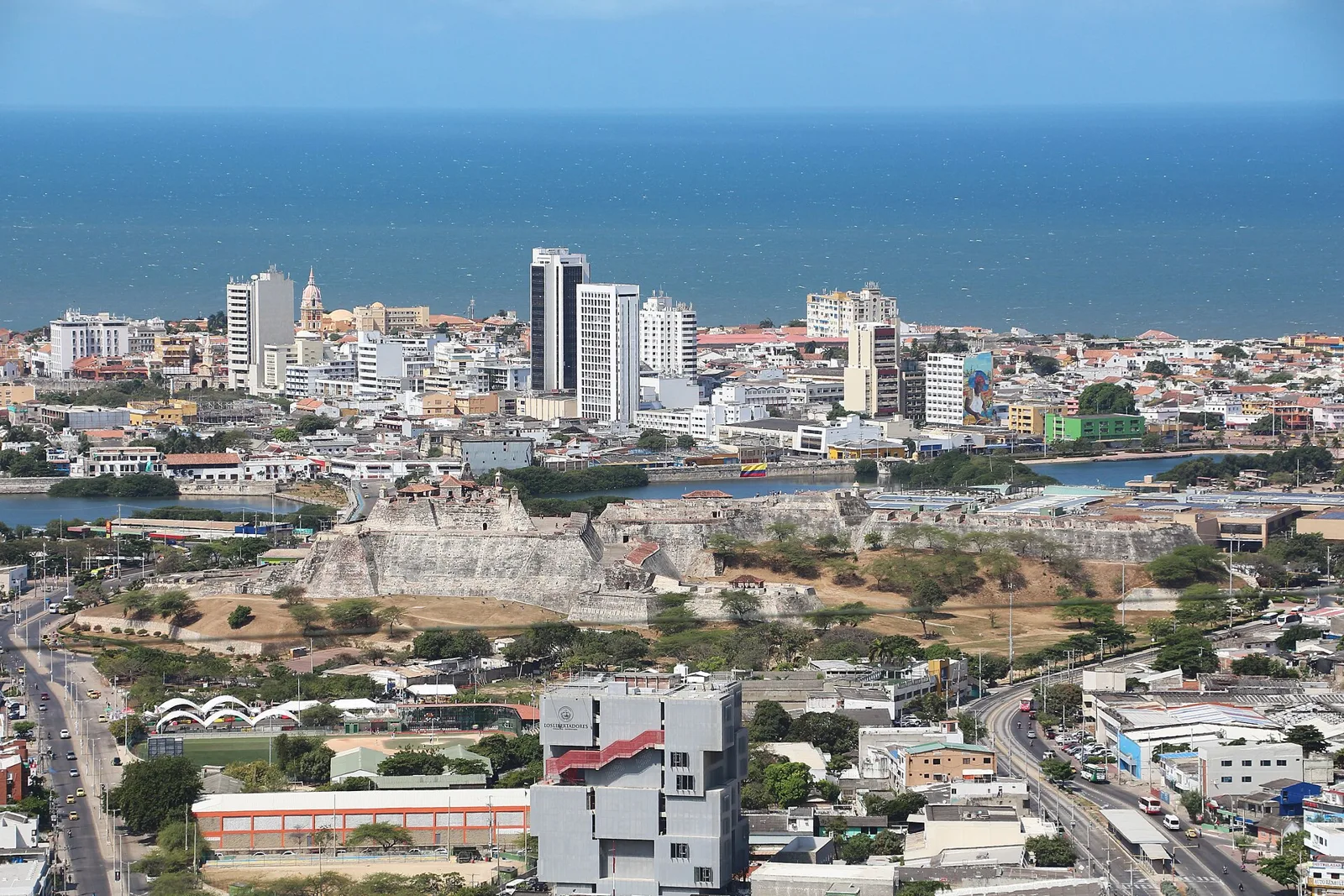 Vista de Cartagena desde el Convento de La Popa, con el Castillo San Felipe y el mar al fondo