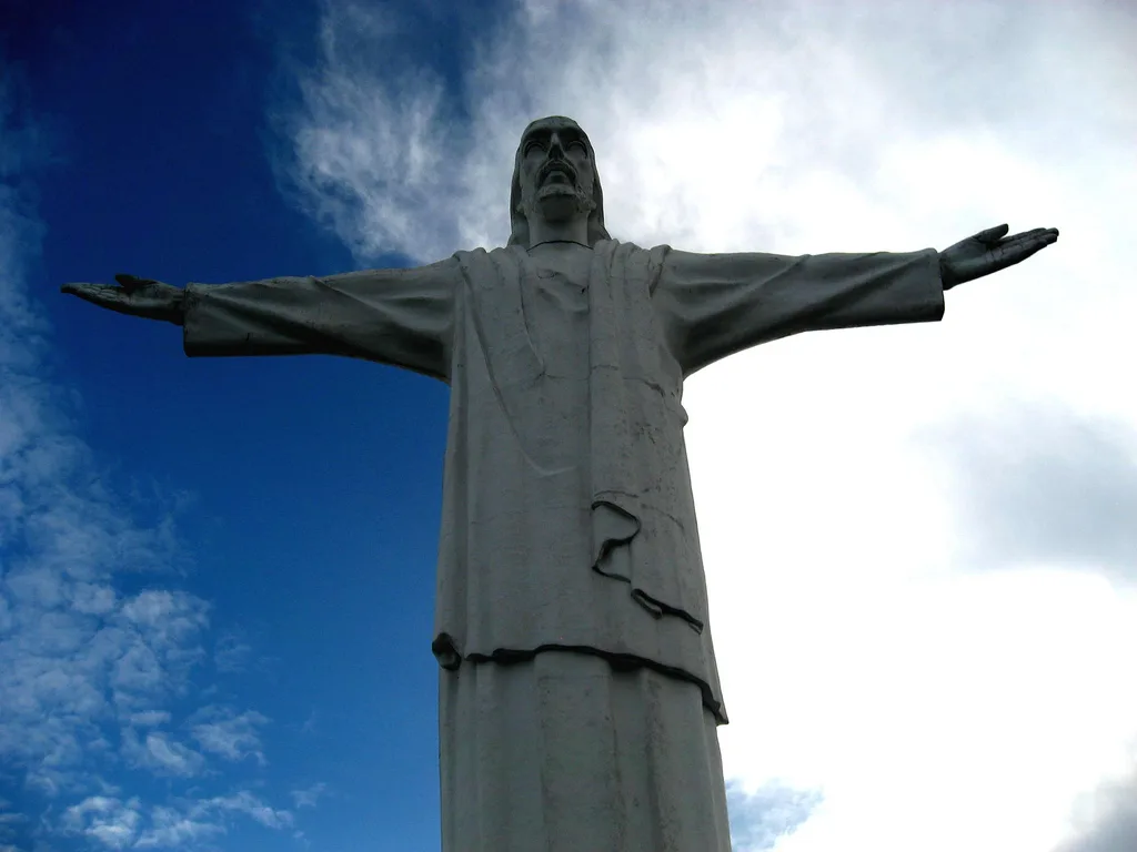Monumento a Cristo Rey visto desde la ciudad