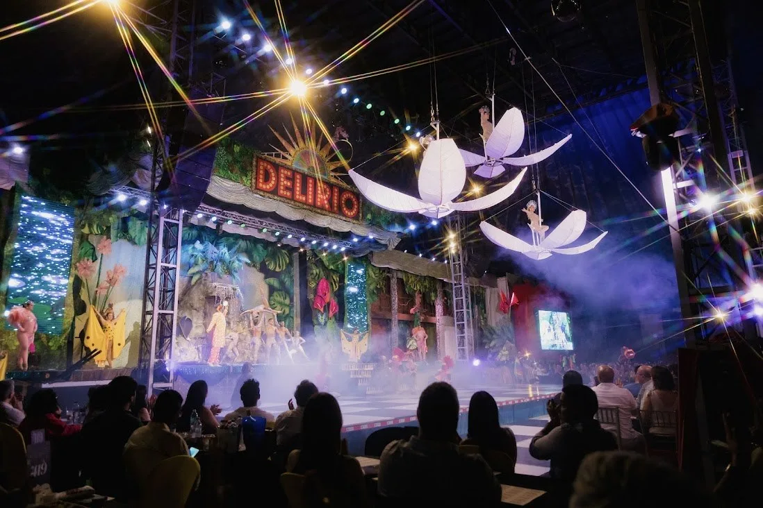 Escenario de Delirio con acróbatas y bailarines bajo la carpa