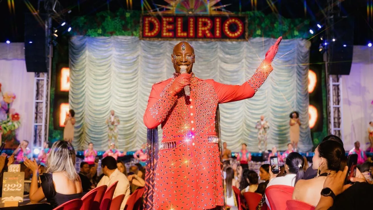 Cantante en el escenario de Delirio frente al público