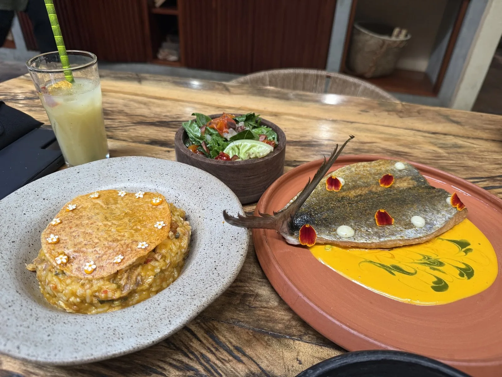 Pescado con salsa amarilla, arroz y ensalada servidos en Domingo