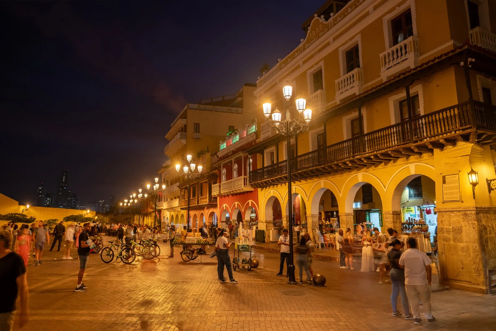 La Plaza de los Coches de noche, donde queda Donde Fidel, bajo los arcos del portal