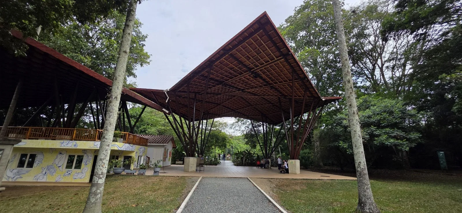 Kiosco del ecoparque con murales de aves y fauna de Cali