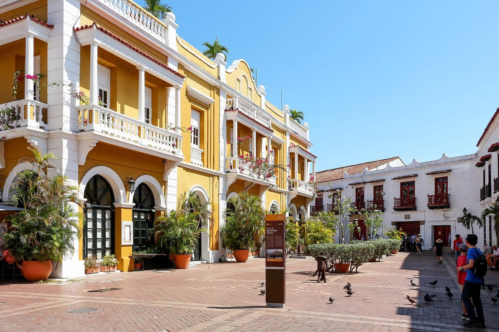 Plaza de San Pedro Claver con casas amarillas y balcones, donde queda El Barón