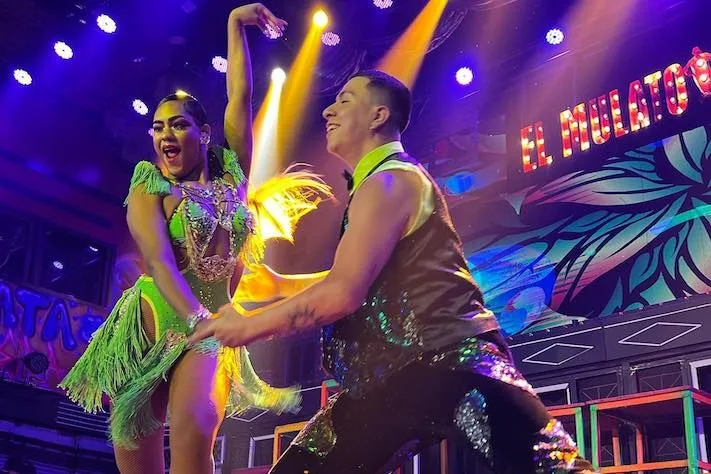 Pareja de bailarines en el escenario de El Mulato Cabaret