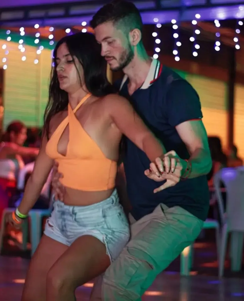 Pareja bailando en la pista techada de El Rincón de Heberth