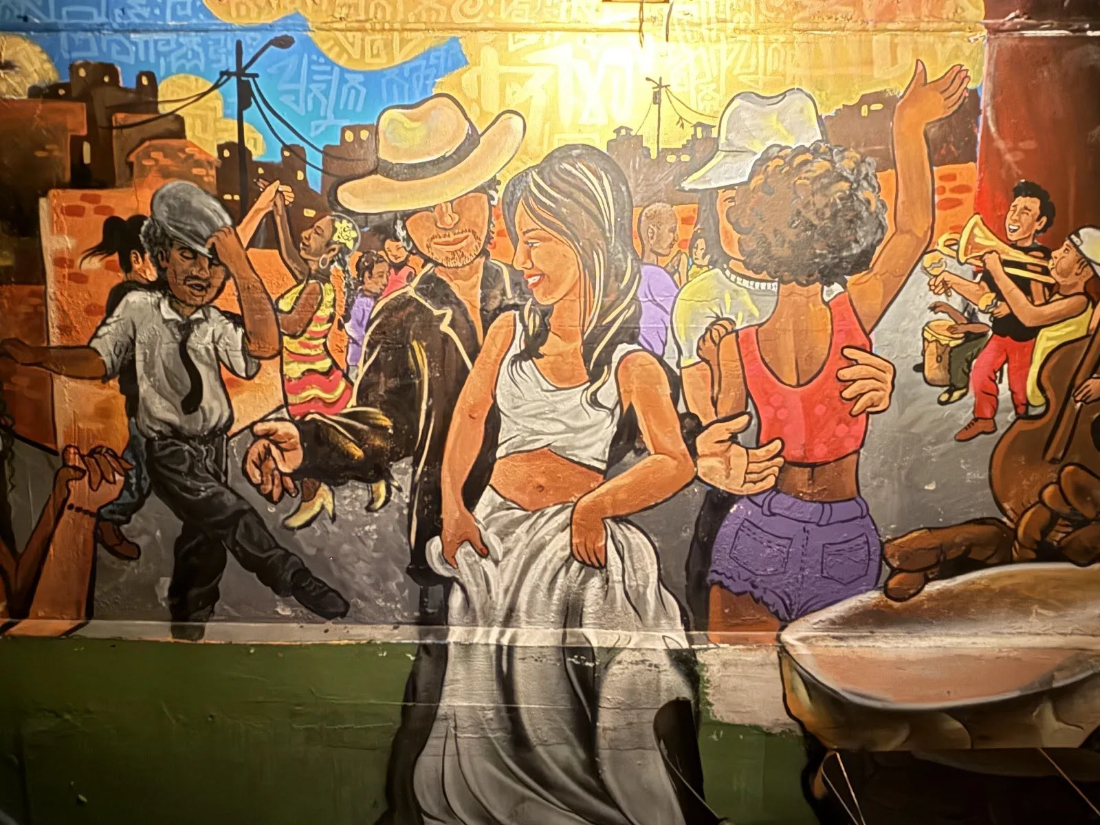 Mural de bailadores de salsa en la pared de El Tibirí