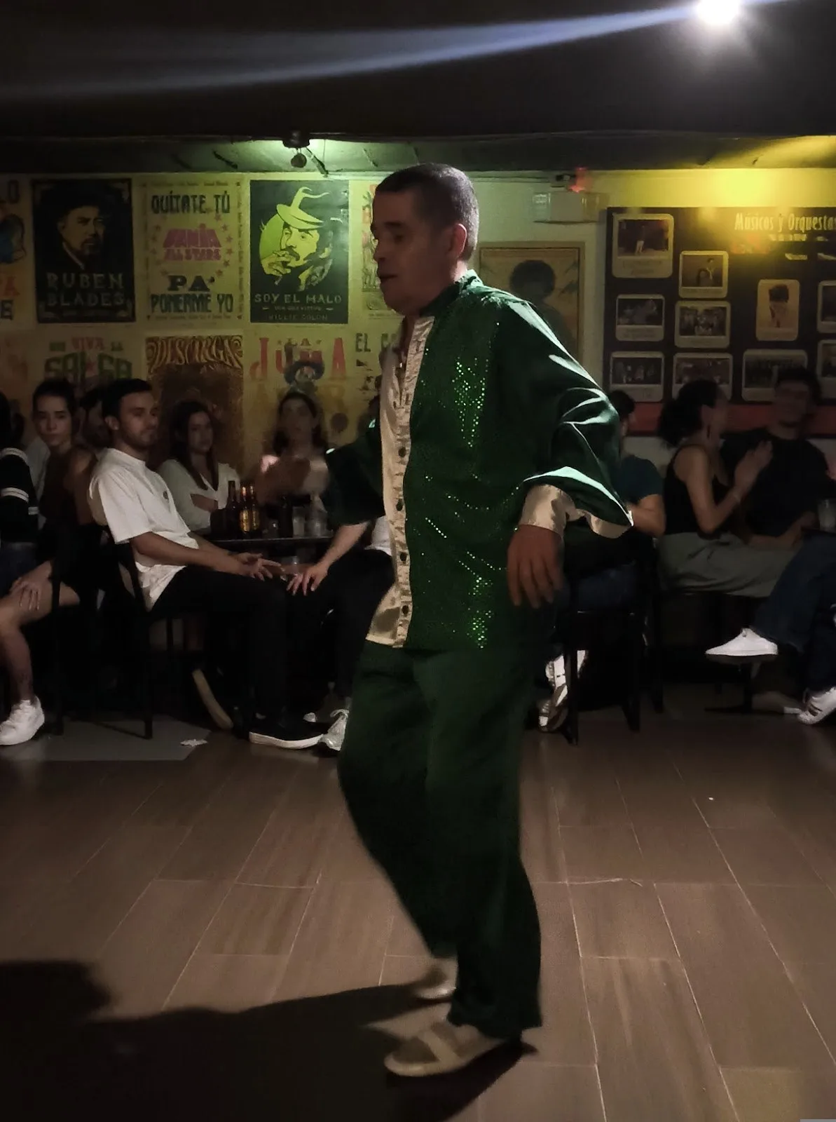 Bailador en la pista de El Tibirí frente a las mesas llenas