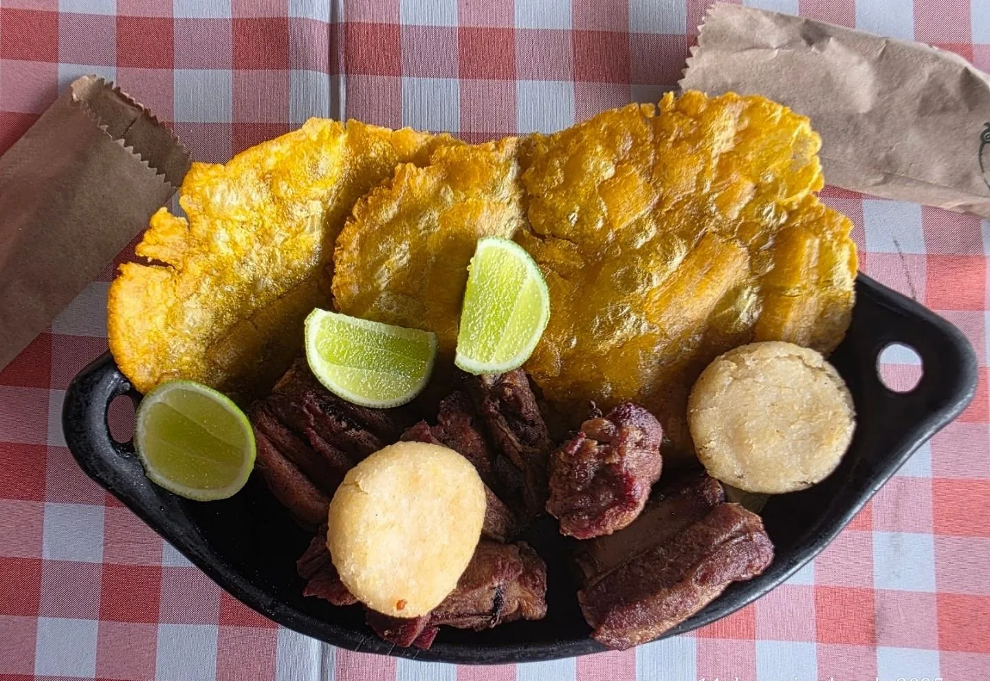 Chicharrón con patacones, arepas y limón en el Zaguán de San Antonio