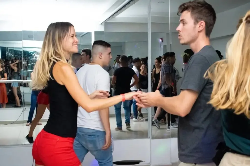 Parejas practicando en una clase de Salsa Pura