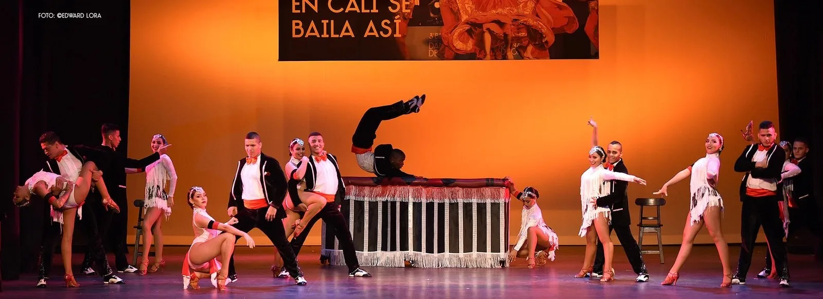 Bailarines de Sondeluz en la obra En Cali se baila así