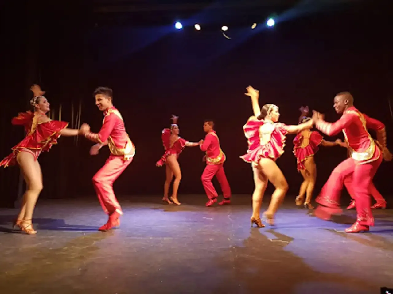 Parejas de Sondeluz bailando salsa con vestuario rojo