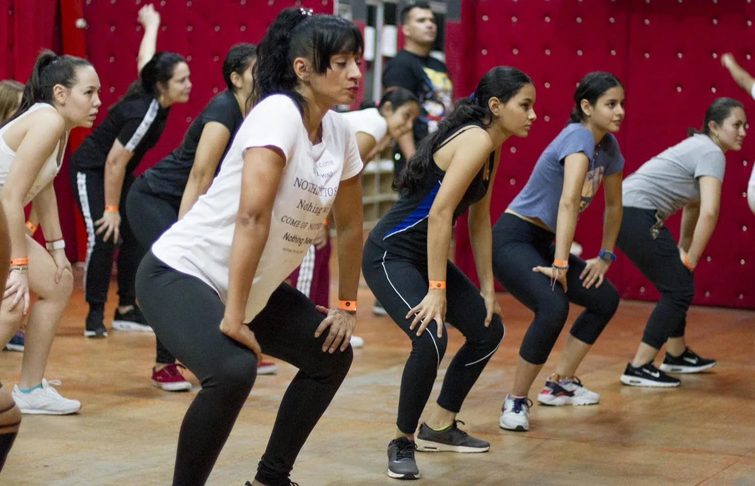 Clase de salsa para jóvenes en el salón de Swing Latino Academia