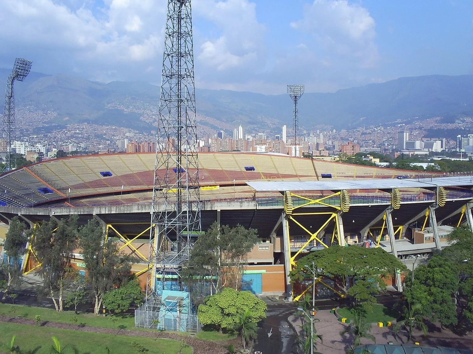 Vista exterior del estadio desde lo alto, con la ciudad y las montañas detrás
