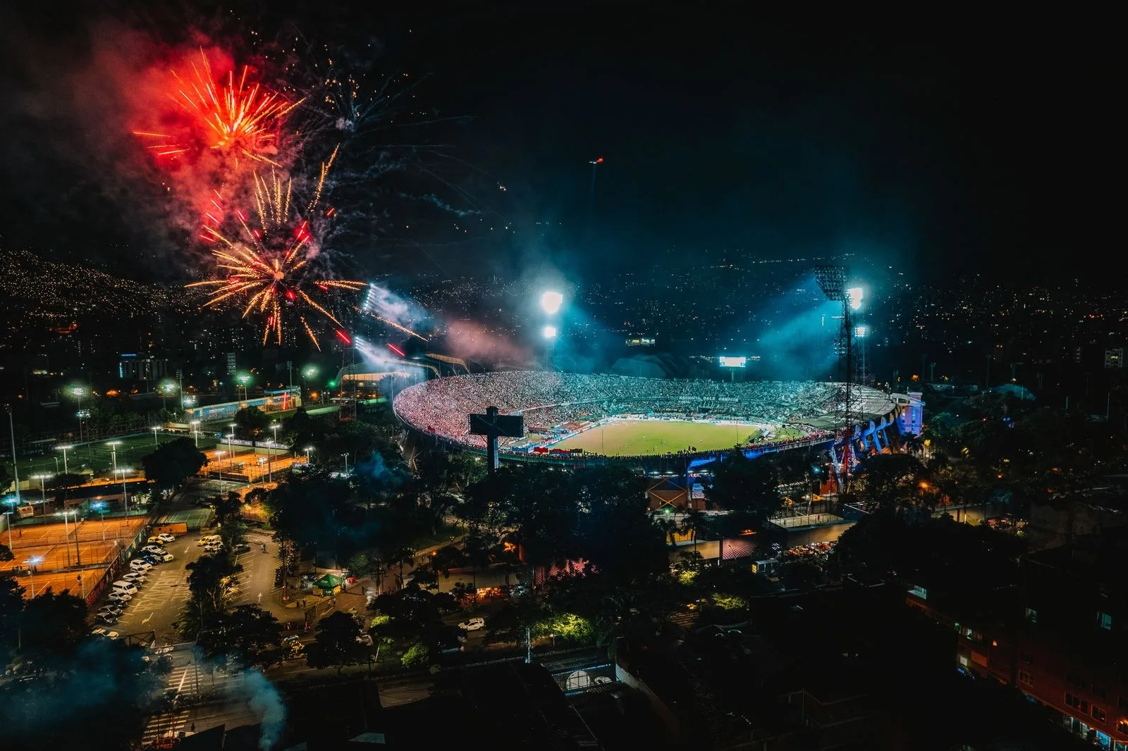 Fuegos artificiales sobre el Estadio Atanasio Girardot en una noche de partido