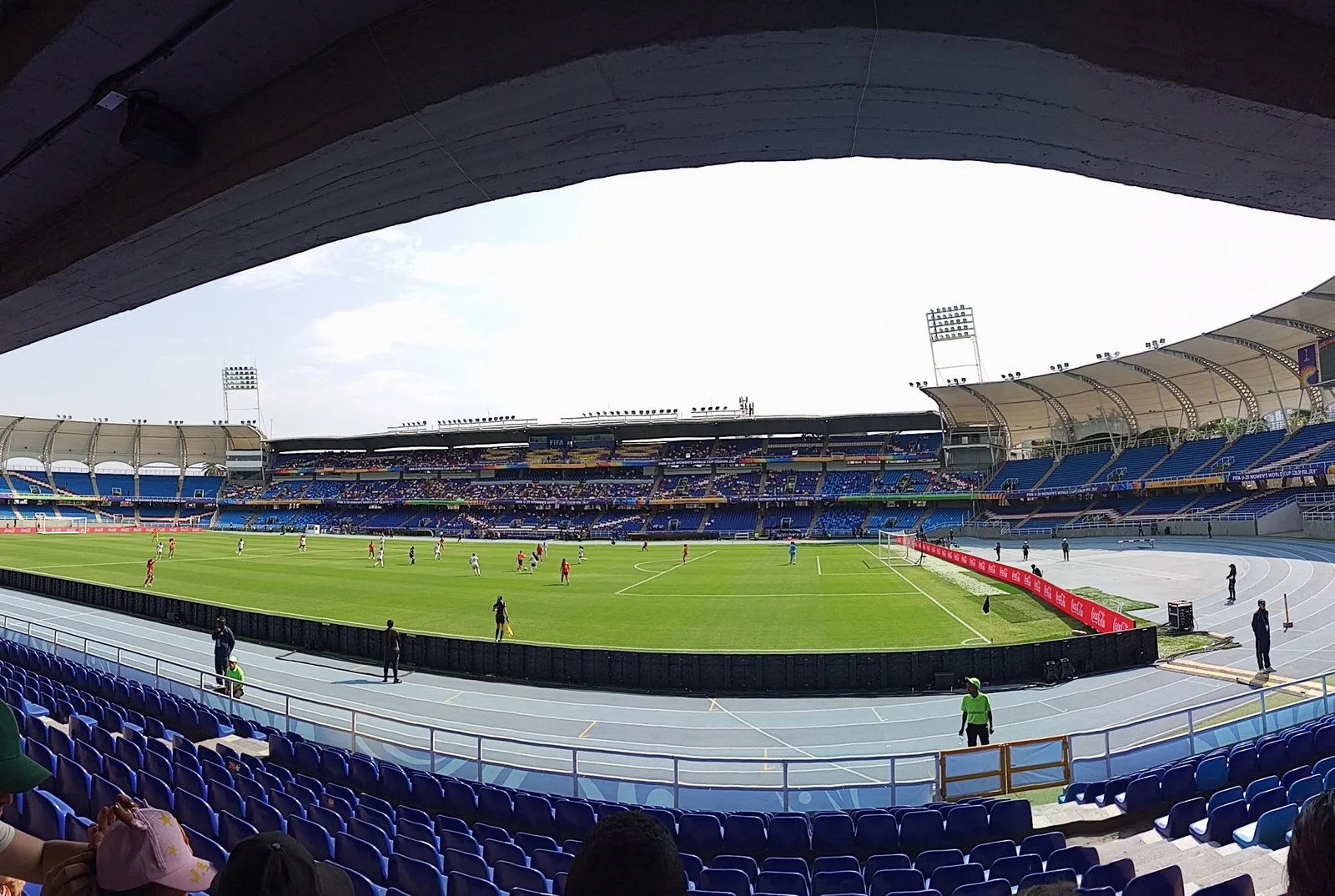 La cancha y la pista atlética del Pascual Guerrero vistas desde la tribuna, bajo la cubierta