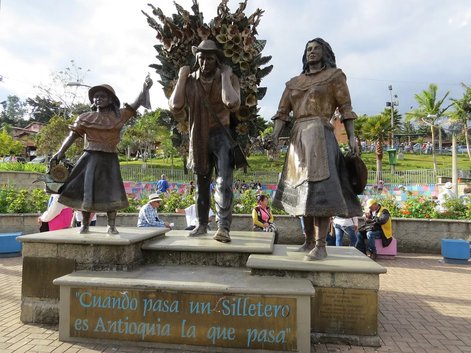 Monumento a los silleteros en el parque de Santa Elena, con la frase sobre el silletero en la base