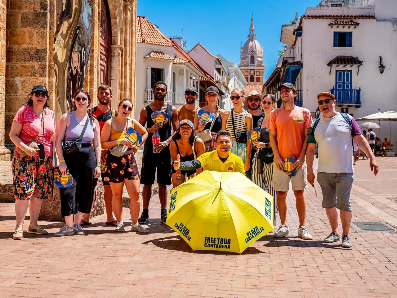 Grupo del recorrido a pie posando en una calle del Centro con la cúpula de la catedral al fondo