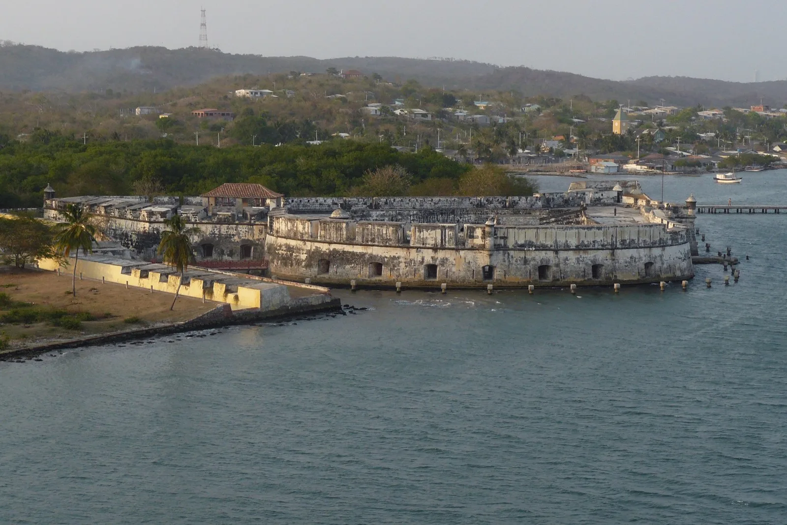 El fuerte de San Fernando visto desde el mar, con el pueblo de Bocachica detrás
