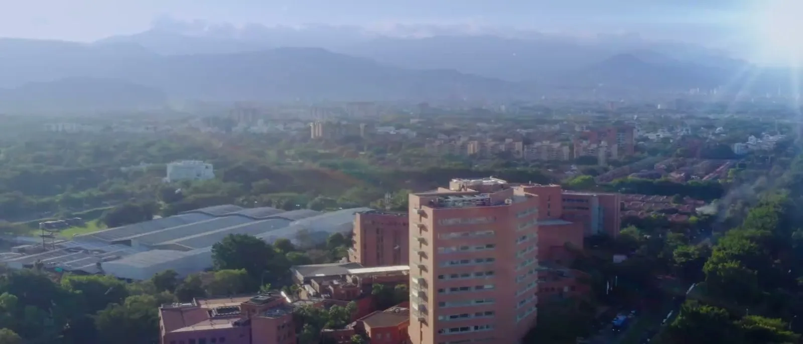 Vista aérea de la sede de la Fundación Valle del Lili al amanecer