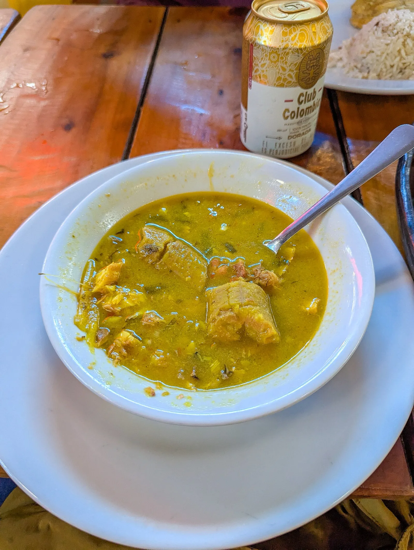 Sancocho de pescado servido en un puesto de la Galería Alameda