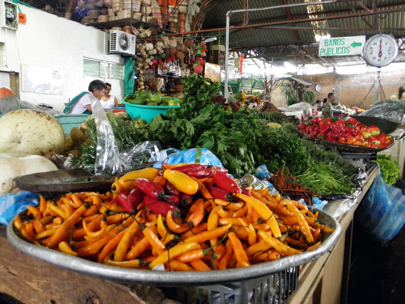 Puestos de ají, hierbas y verduras dentro de la Galería Alameda