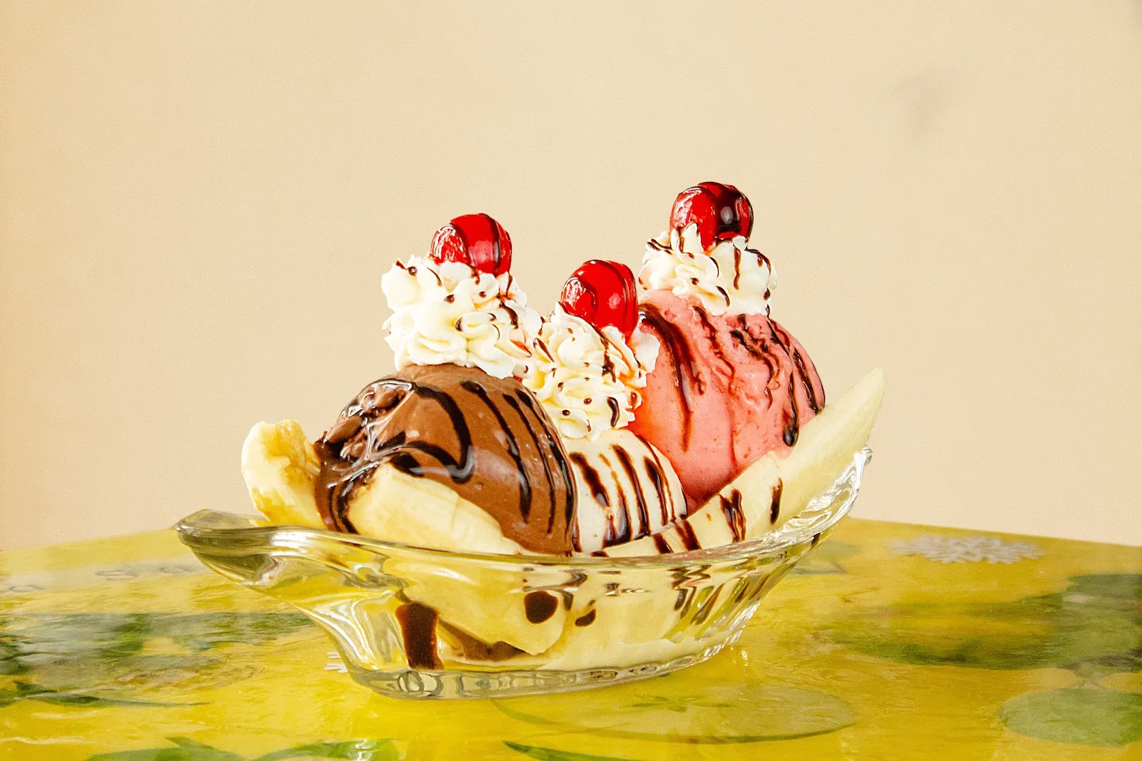 Copa de helado con crema y cerezas de Gelateria Paradiso
