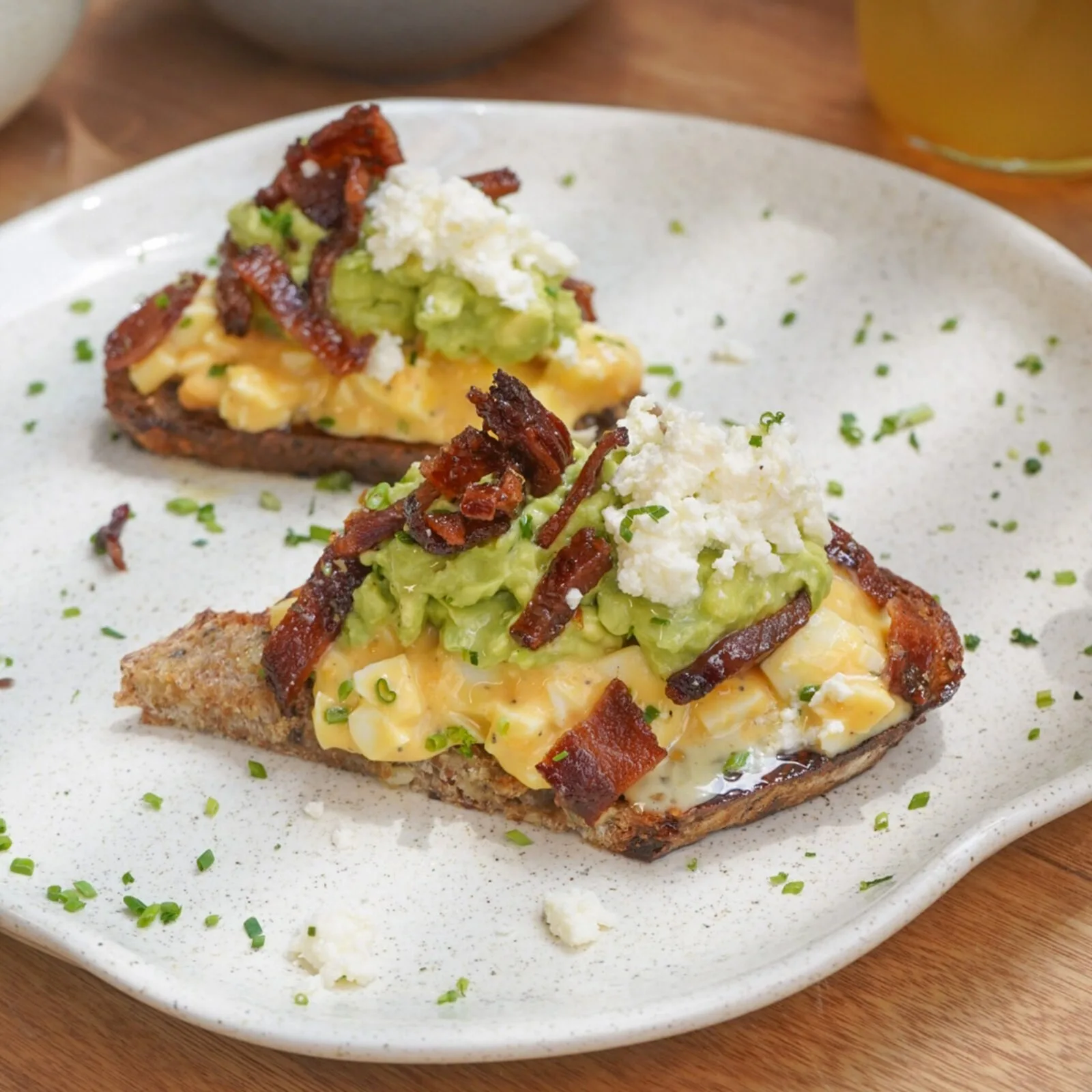 Tostadas de aguacate con huevo y tocineta del brunch de Gema Café