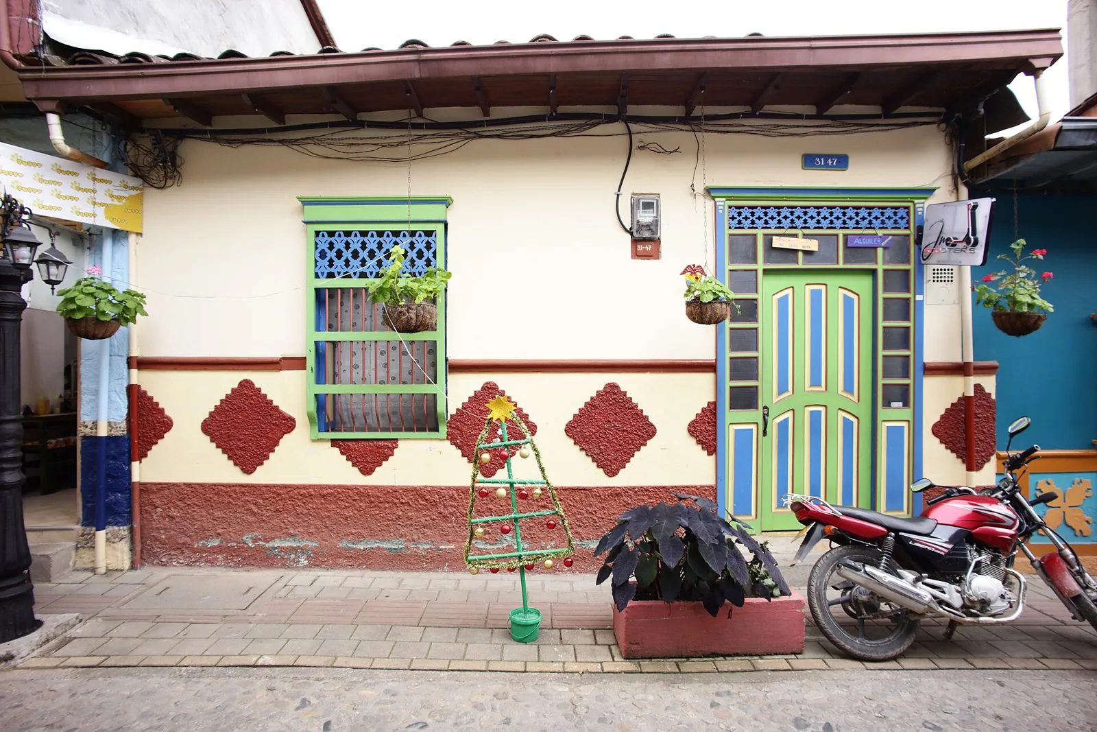 Fachada de una casa de Guatapé con zócalos de colores