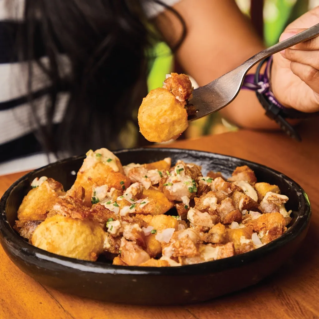 Cazuela de chicharrón y papa criolla de Hacienda