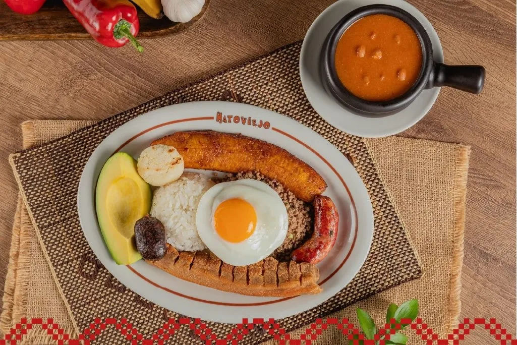 Bandeja paisa servida en Hatoviejo