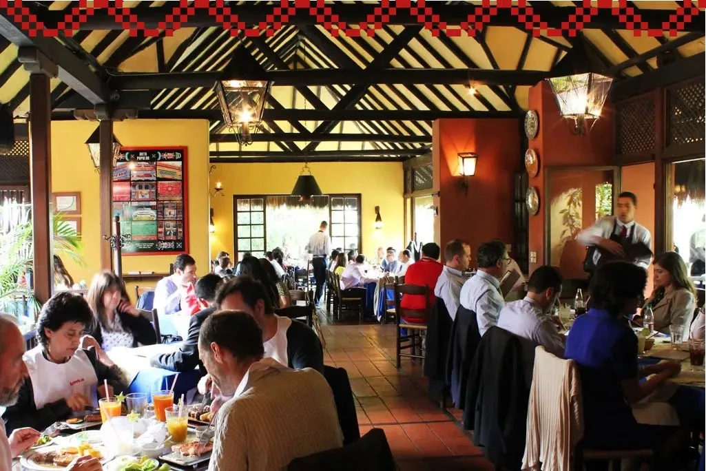 Comedor de Hatoviejo bajo techo de madera, lleno de comensales