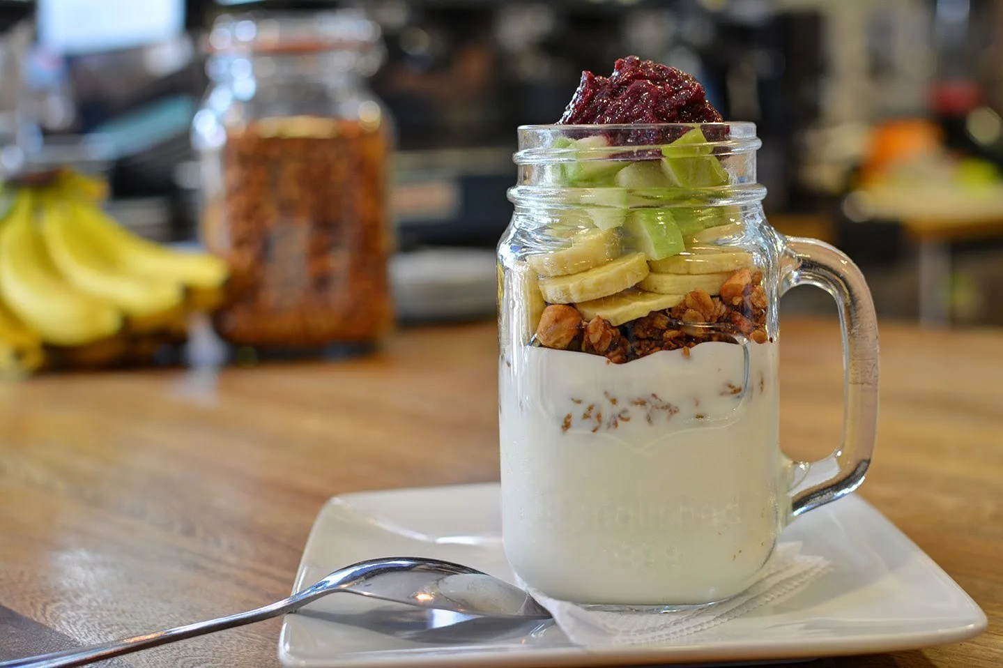 Yogur con granola y fruta en frasco de vidrio, desayuno de Hija Mía