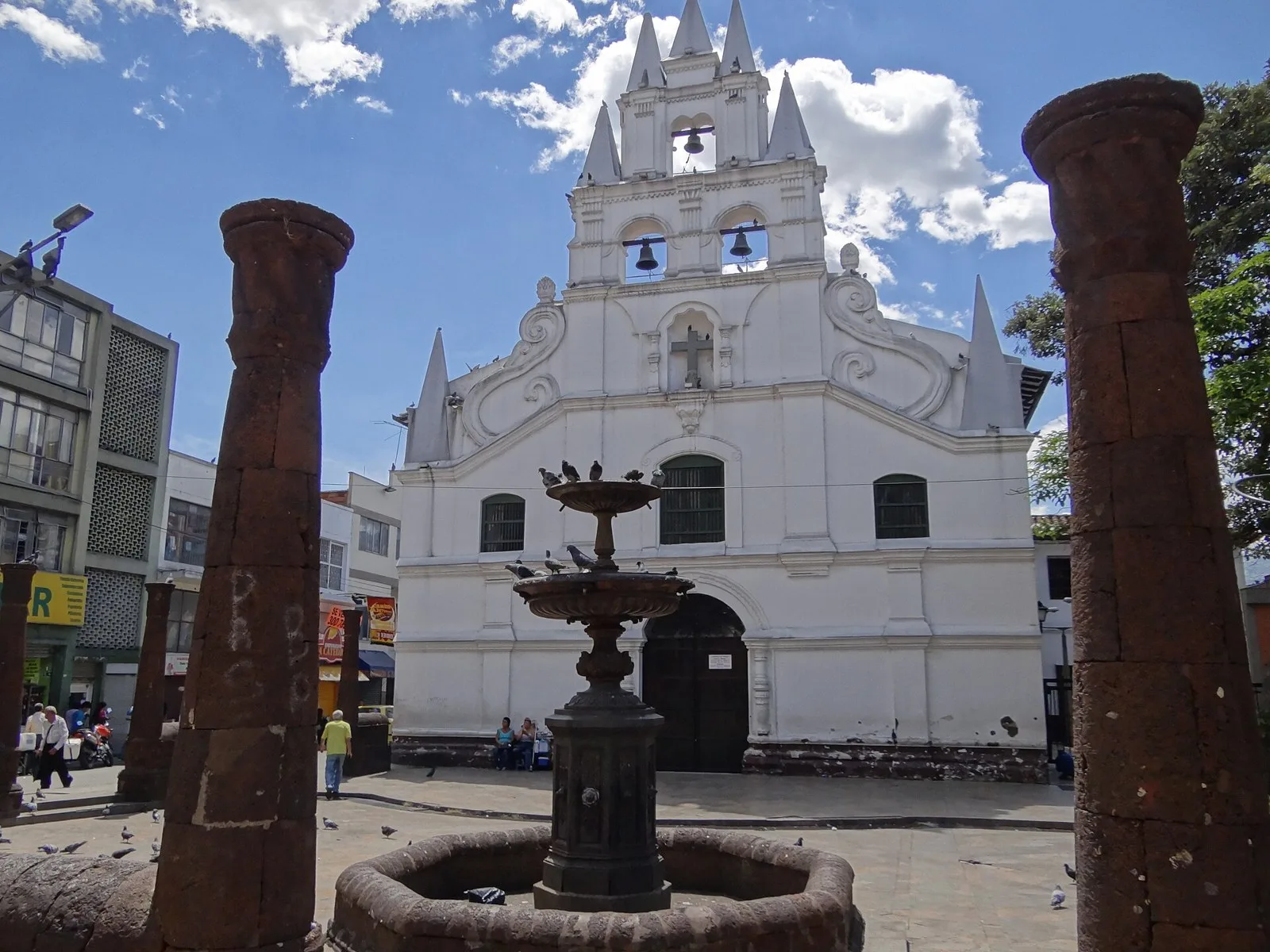 Plazuela de la Veracruz con su fuente y columnas frente a la iglesia