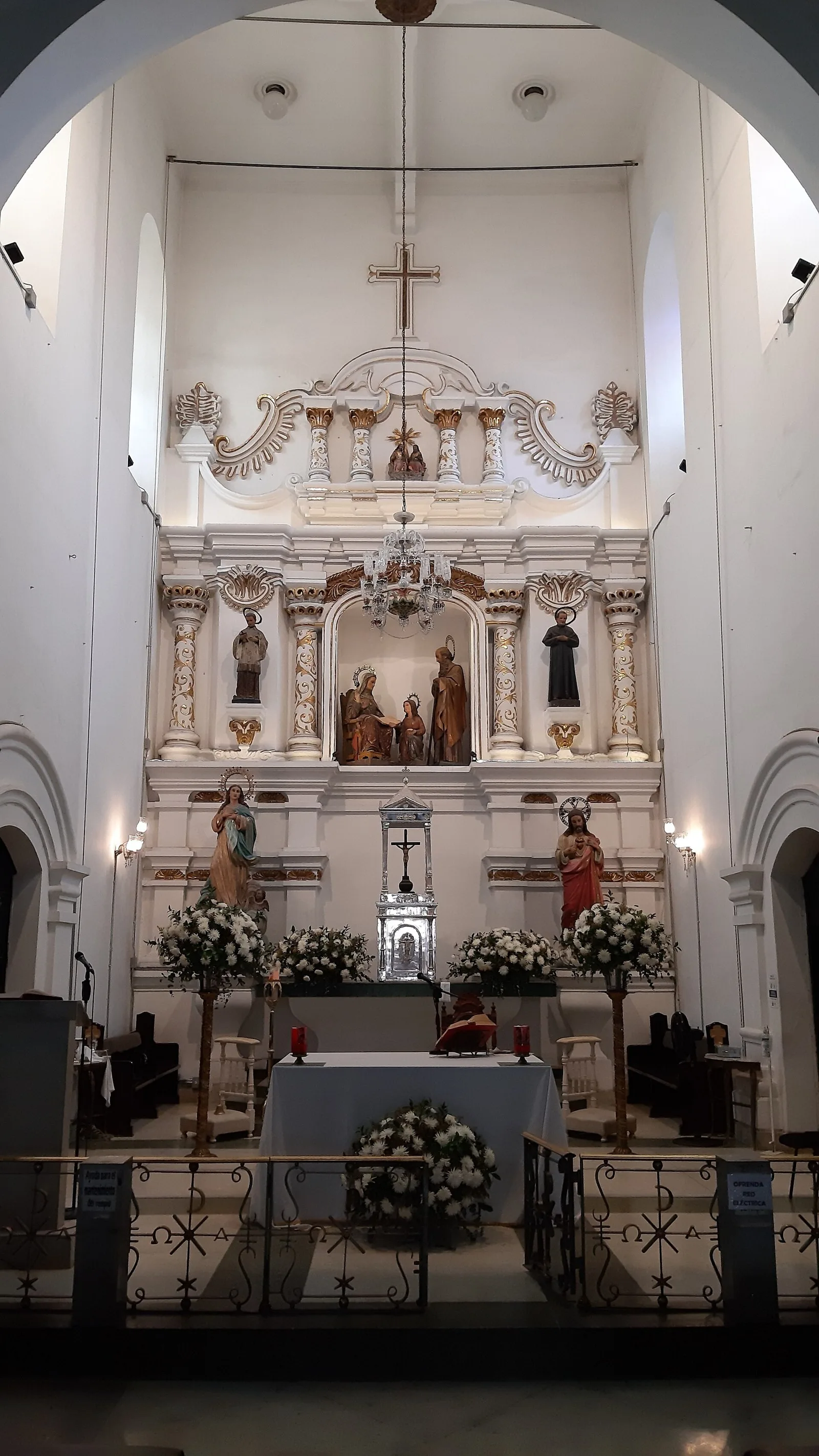 Presbiterio y altar mayor de la iglesia de la Veracruz