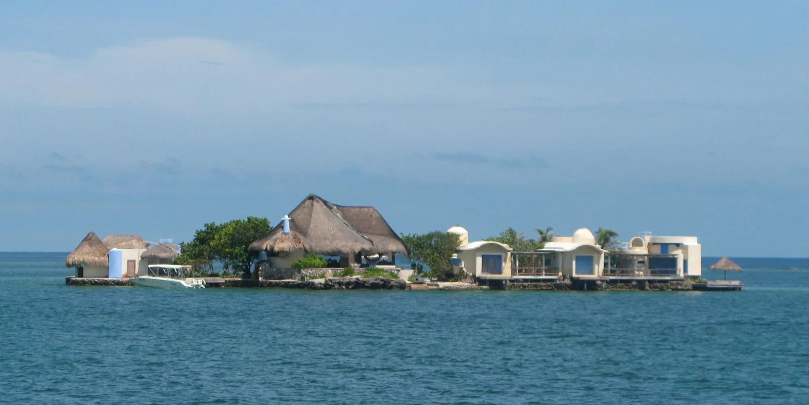 Islote con construcciones de techo de palma en medio del mar en las Islas del Rosario
