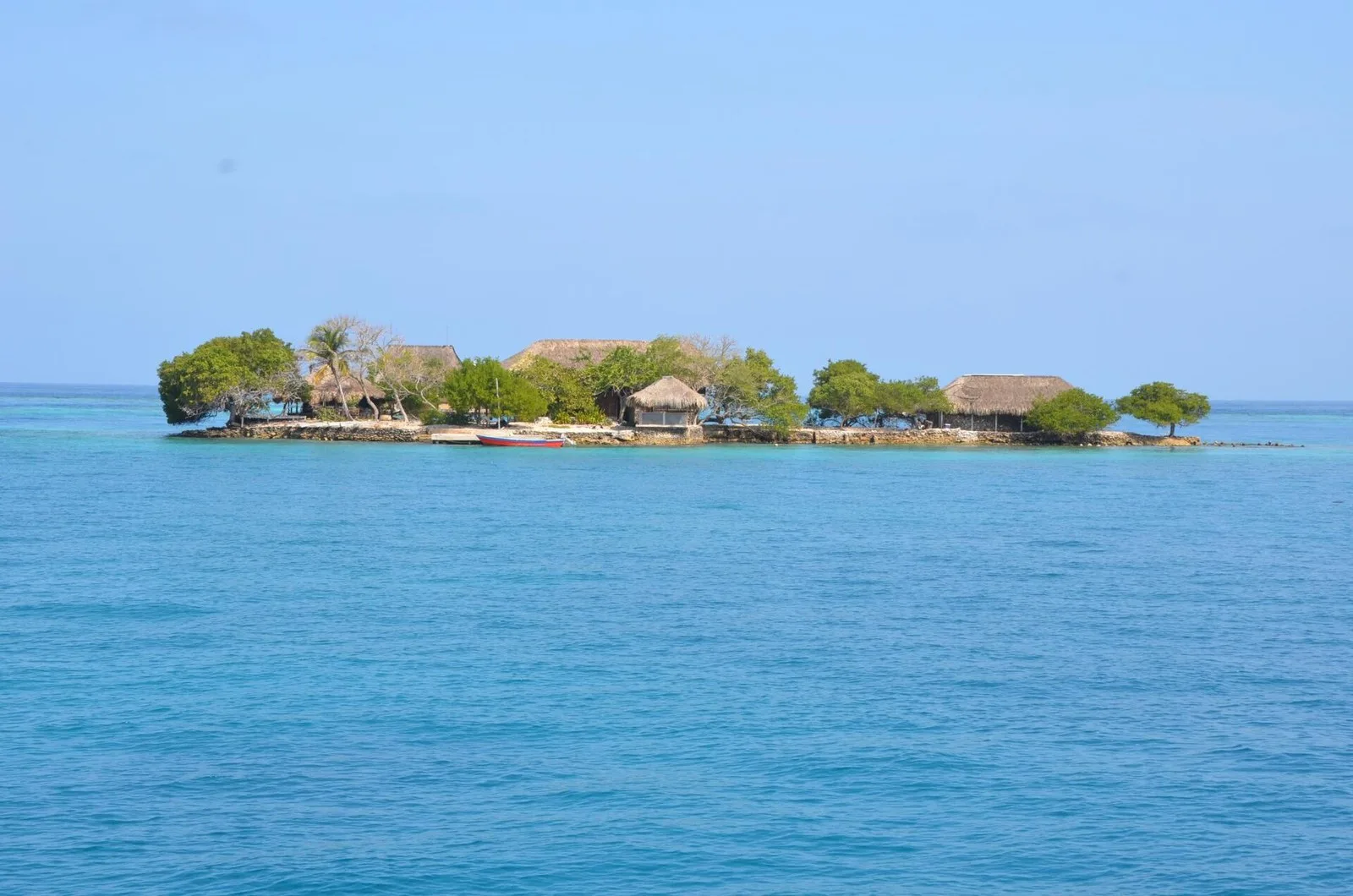 Islote con palmeras y cabañas en el mar azul de las Islas del Rosario