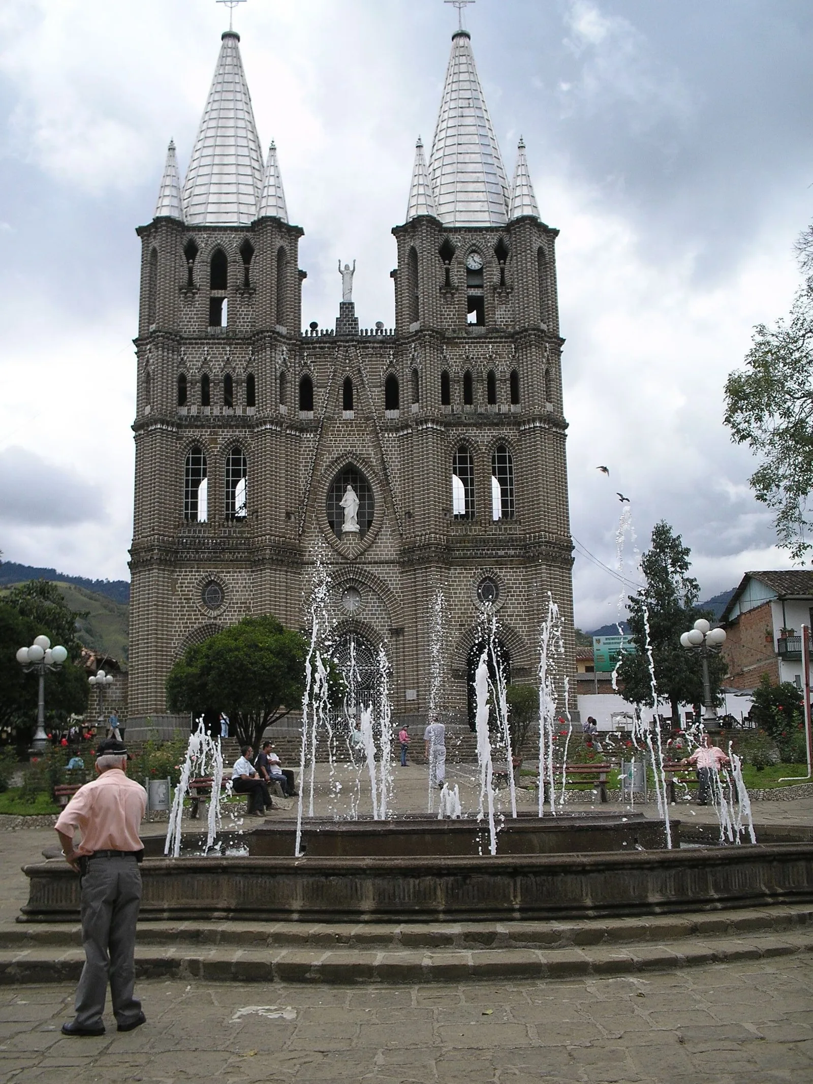 Basílica Menor de la Inmaculada Concepción y la fuente del Parque El Libertador en Jardín