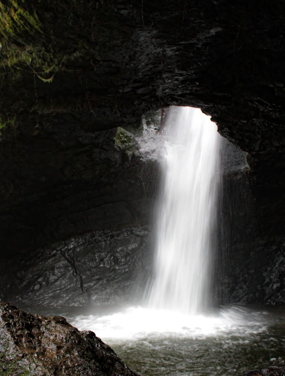 Cascada de la Cueva del Esplendor cayendo por el hueco del techo de la cueva