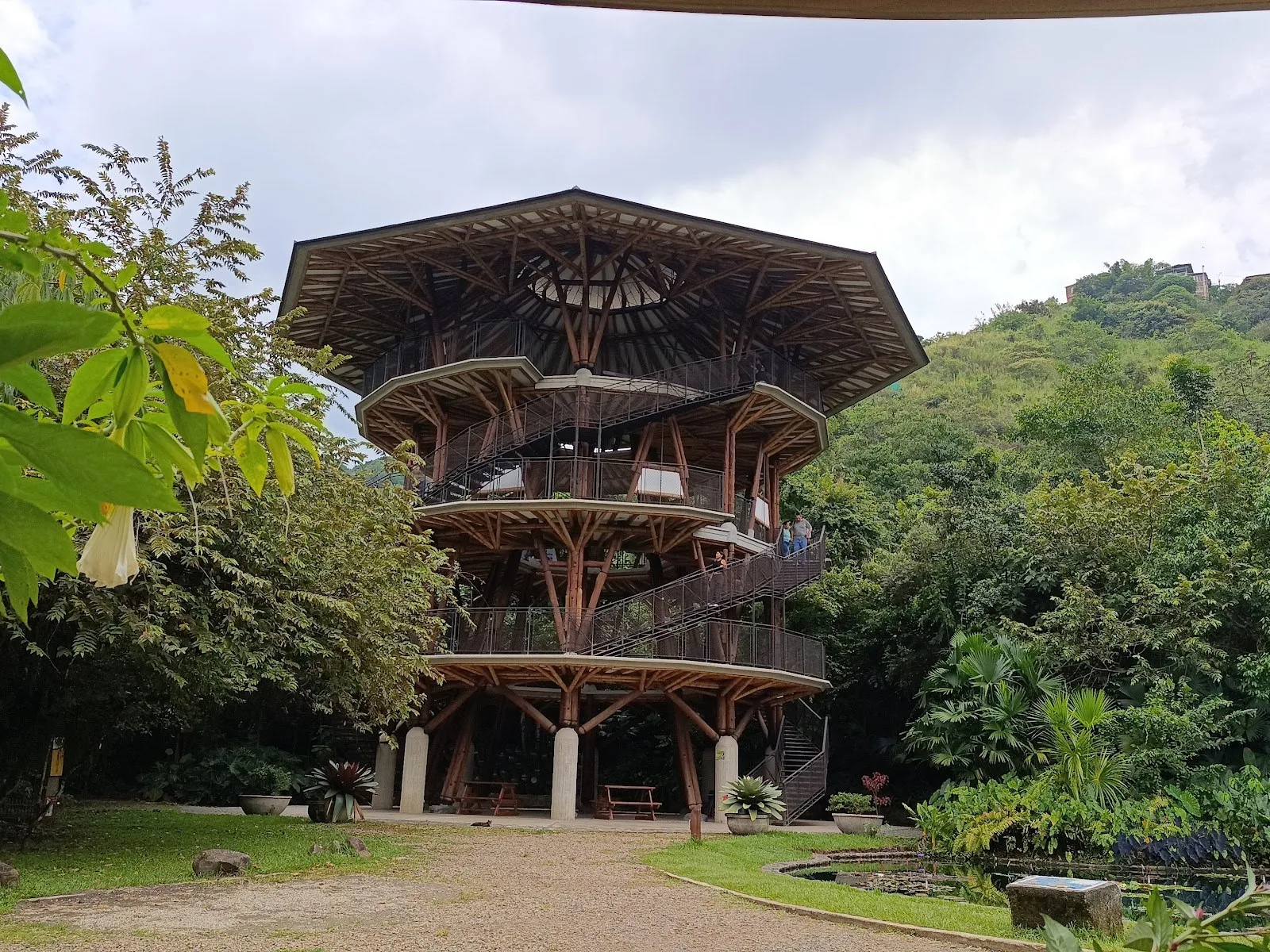 Mirador de madera de varios pisos entre el bosque del Jardín Botánico de Cali