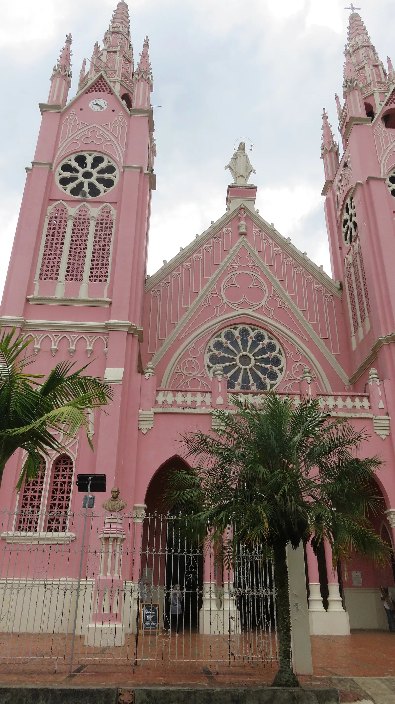 Fachada rosada del santuario de la Madre Laura en Jericó