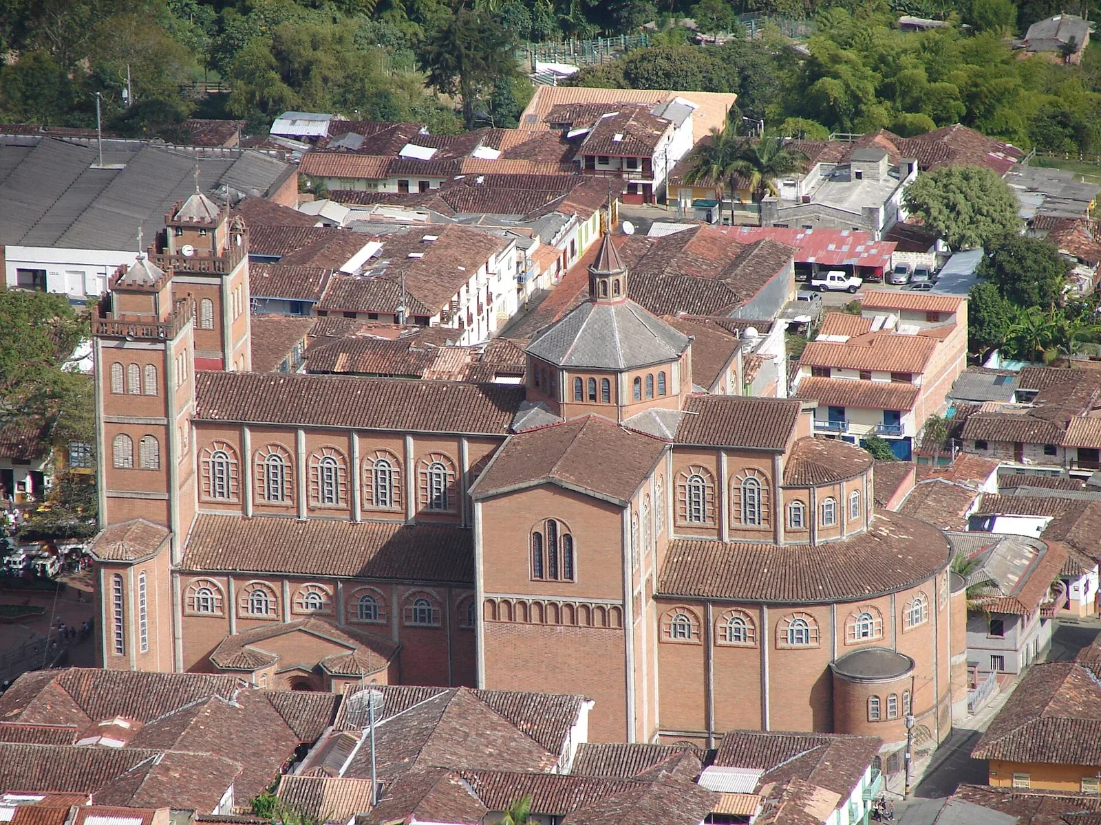 La catedral de ladrillo de Jericó vista desde arriba, entre techos de teja