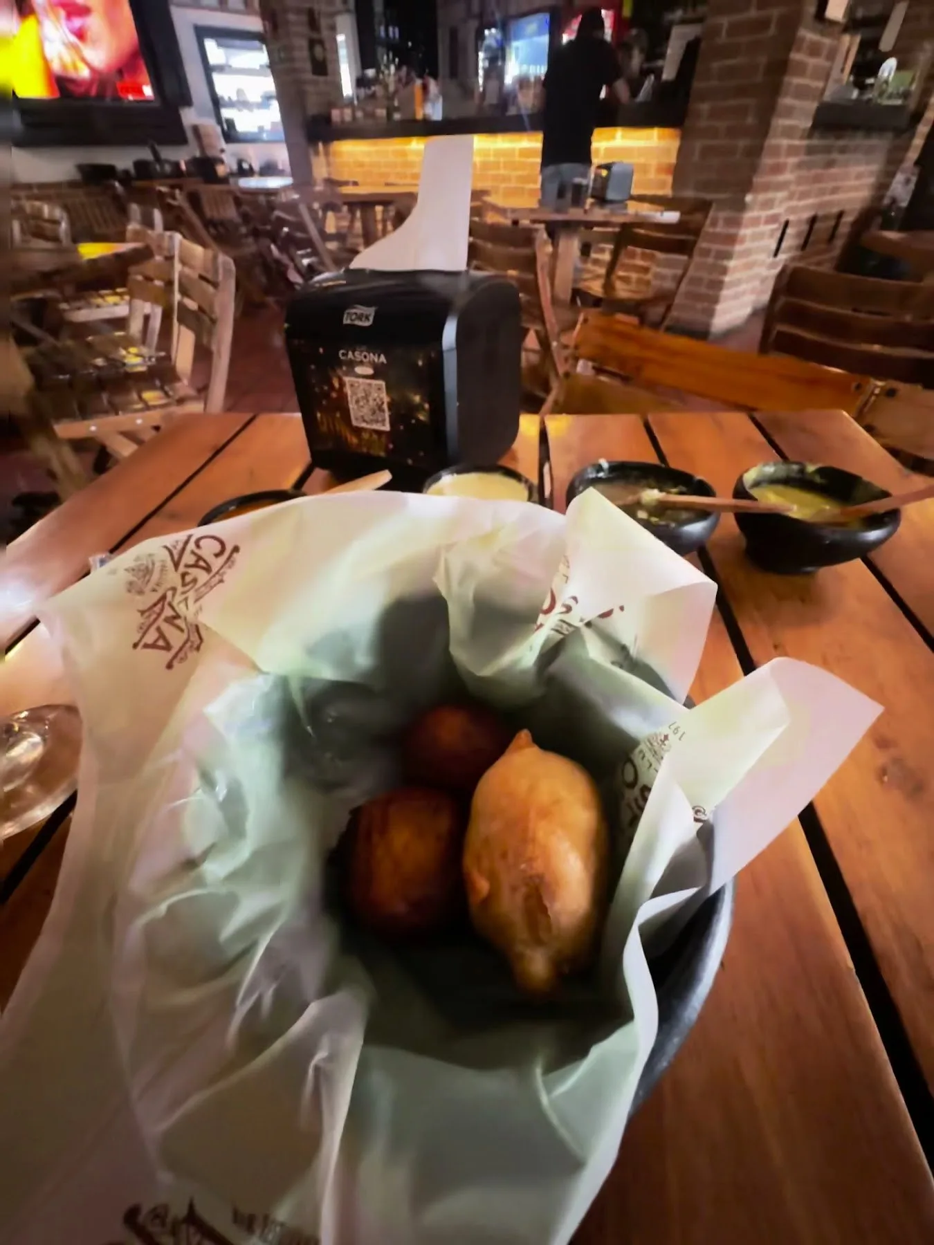 Canasta con empanadas y aborrajado sobre la mesa de La Casona Valluna