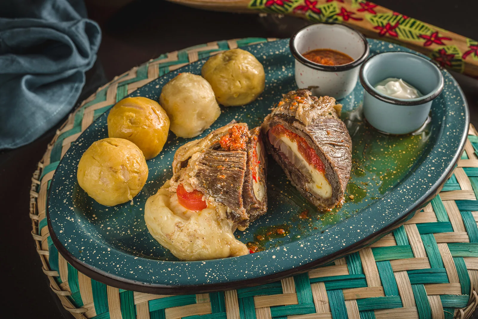 Plato de La Cocina de Pepina con carne en salsa y bolitas de yuca