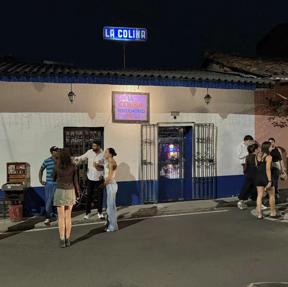 La Colina Tienda Tertuliadero