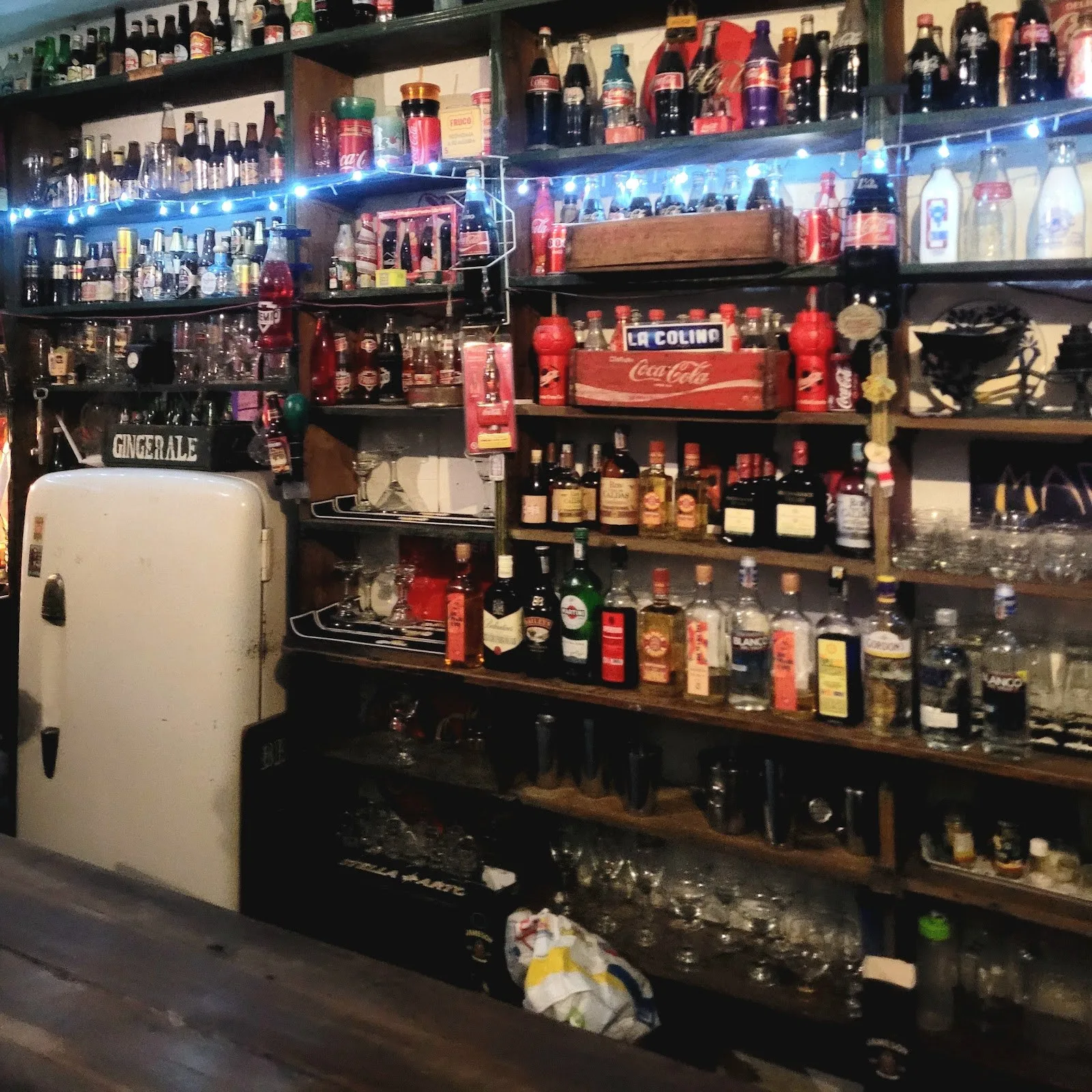 Estantería de botellas iluminada dentro de La Colina